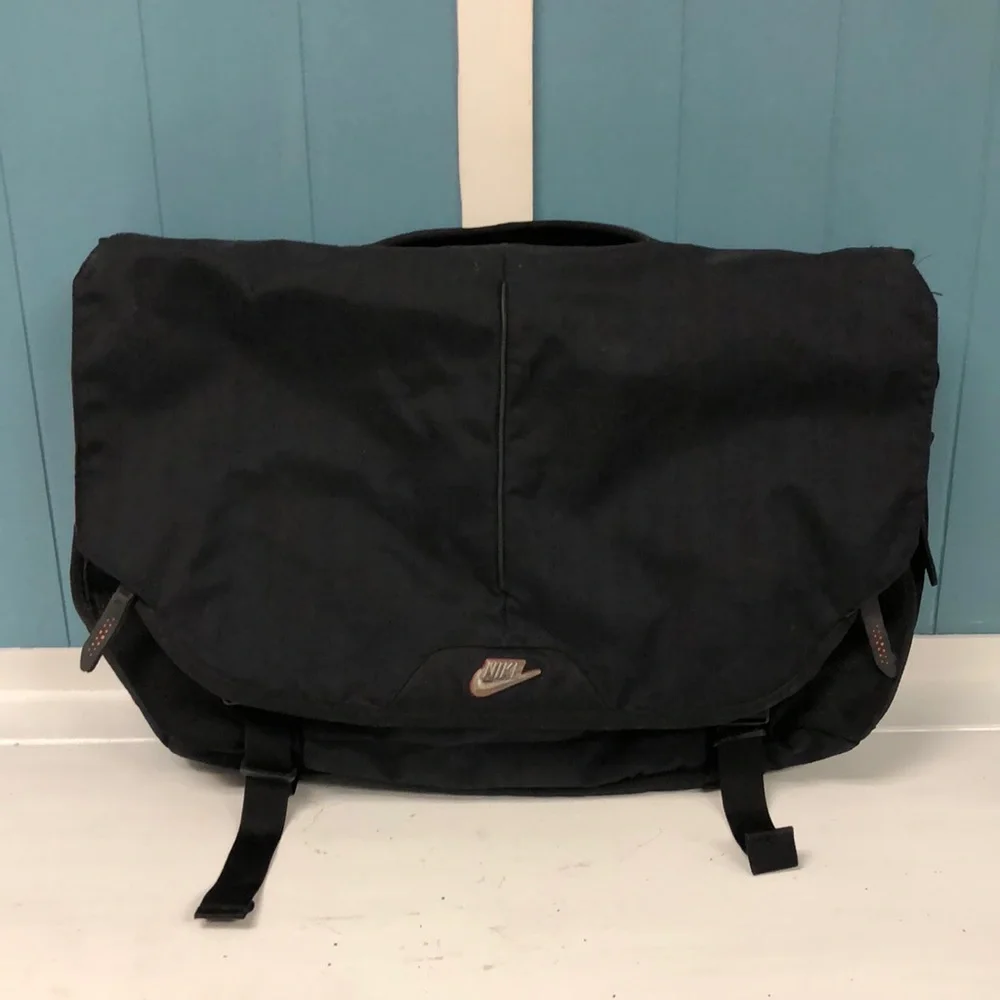 Nike messenger bag 12” x‎ 12” x 6” laptop bag *read